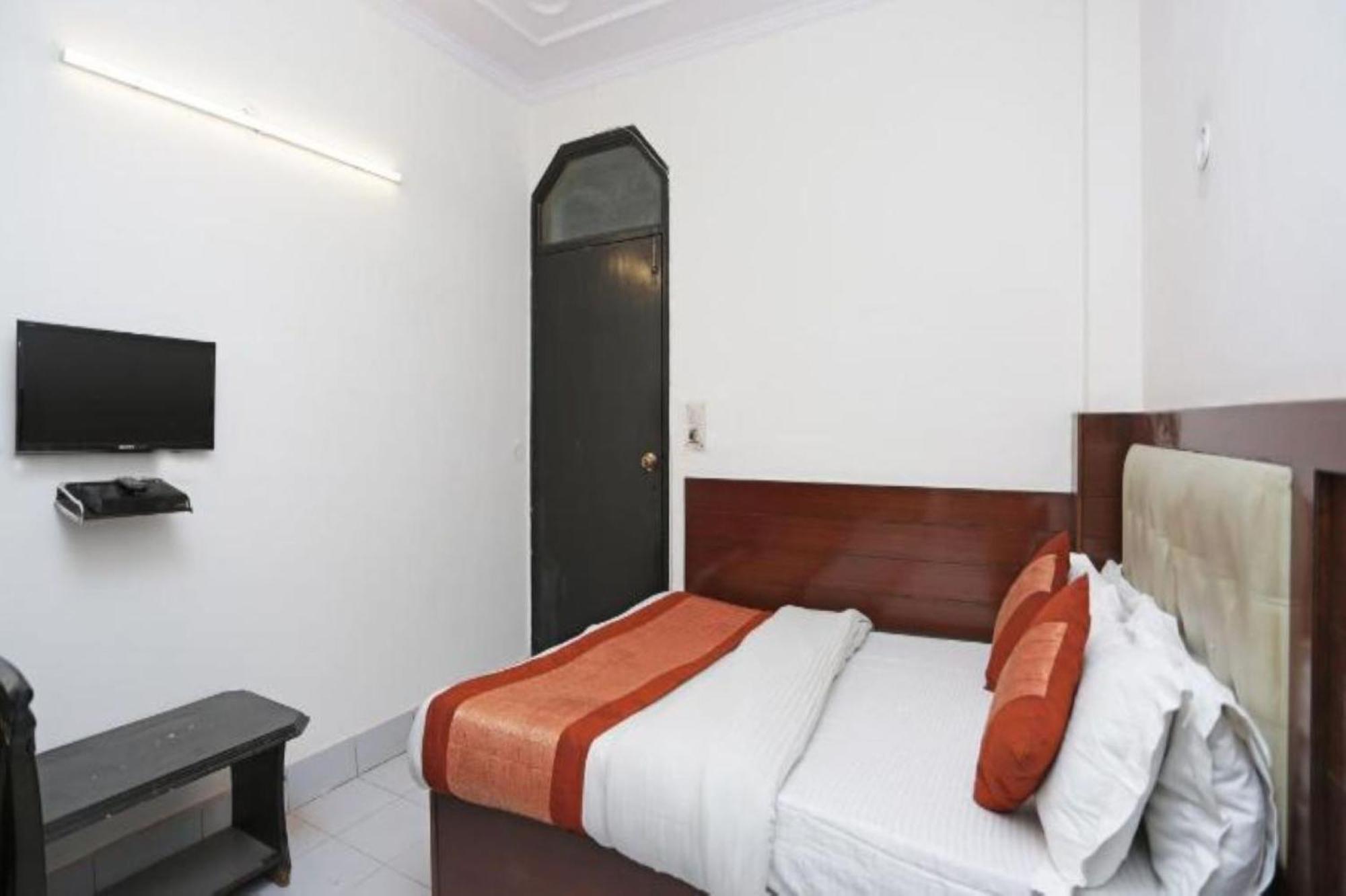 Hotel Keshew International New Delhi Exteriör bild